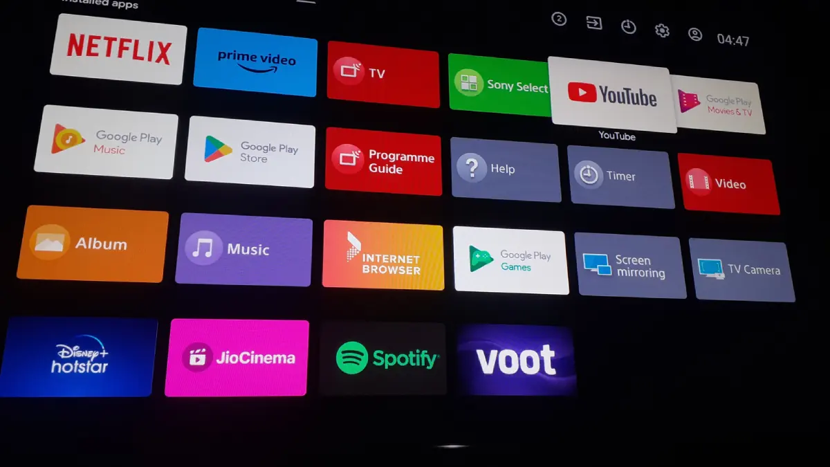 Verschiedene Streaming-Apps auf einem Smart-TV-Bildschirm